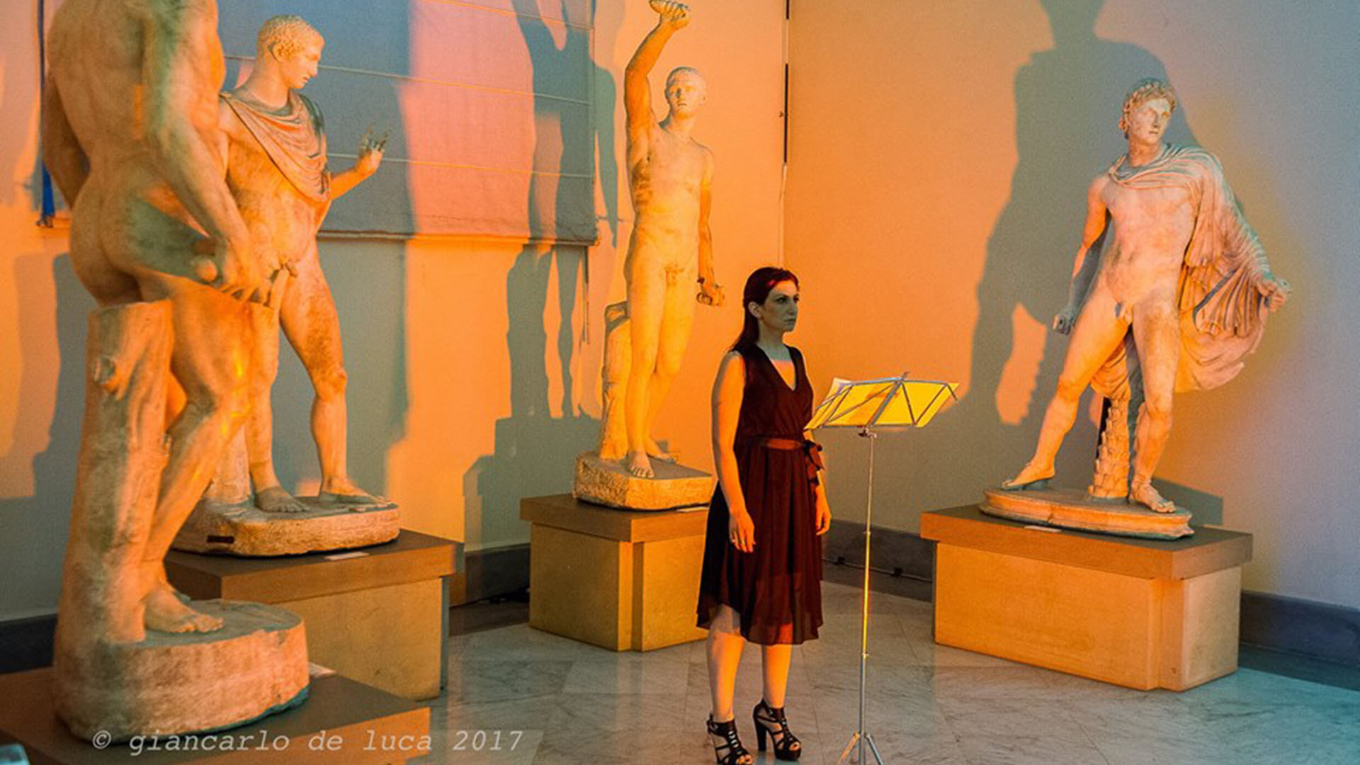 Eleonora Claps tra i gladiatori della sala dei Tirannicidi del Museo Archeologico per Sculture di suone